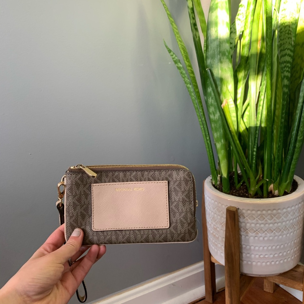 Micheal Kors Wristlet